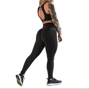 Effortless Scrunch Classic Leggings in black.